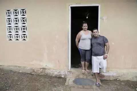 Yudenny Sao Labrada and her husband Yoendry Batista in their rental house in Panama City, Panama. Image by Jose A. Iglesias. Panama, 2017.