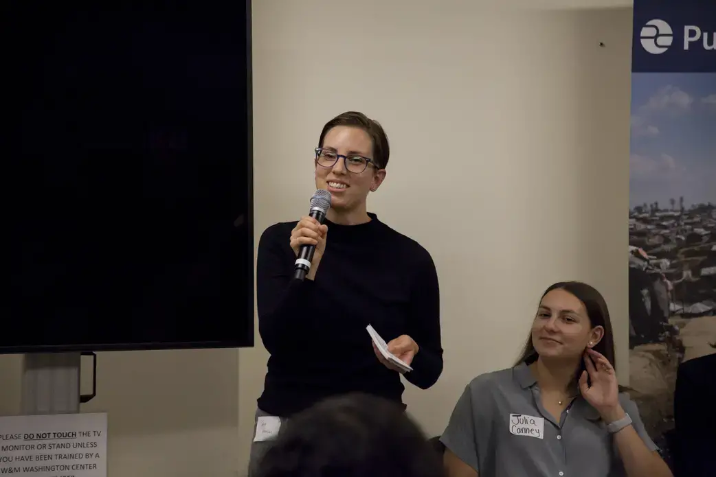 Sarah Hoenicke (University of California Berkeley) presents her global reporting project at Washington Weekend. Image by Jin Ding. United States, 2018.