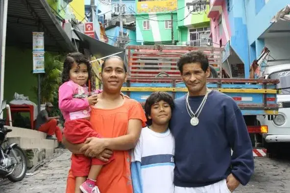 Family in Rio de Janeiro. Image by Nicole See. Brazil, 2011. Media file: population.brazil.family.nicole.see_.jpg