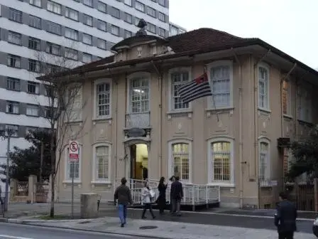 Instituto Pasteur in Sao Paulo for a free shot of yellow fever vaccine. Image by Rema Nagarajan. Brazil, 2012. Media file: remabrazil.jpg