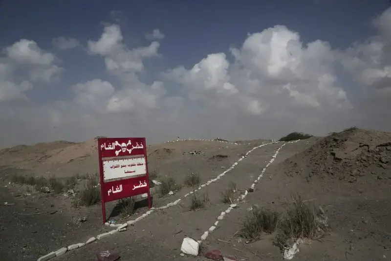 This Feb. 15, 2018, photo shows a sign with Arabic that reads, “danger mines, danger mines” on the highway from Abyan to Aden in Yemen. Image by Nariman El-Mofty. Yemen, 2018. </p>
<p>