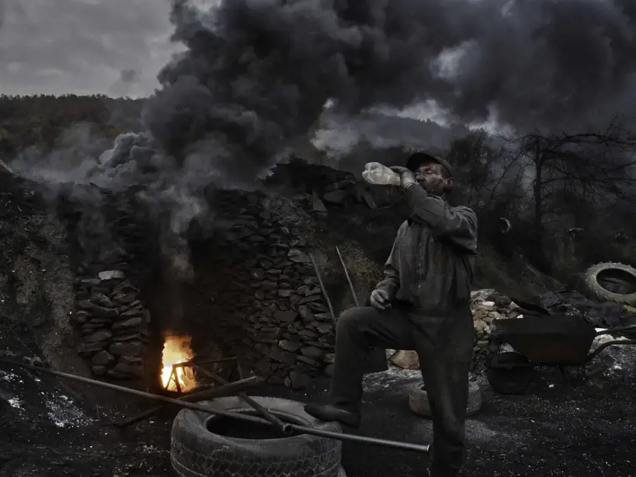 It takes 600 car tires to fuel a small furnace for a single production run. Image by Larry C. Price. Macedonia, 2018.