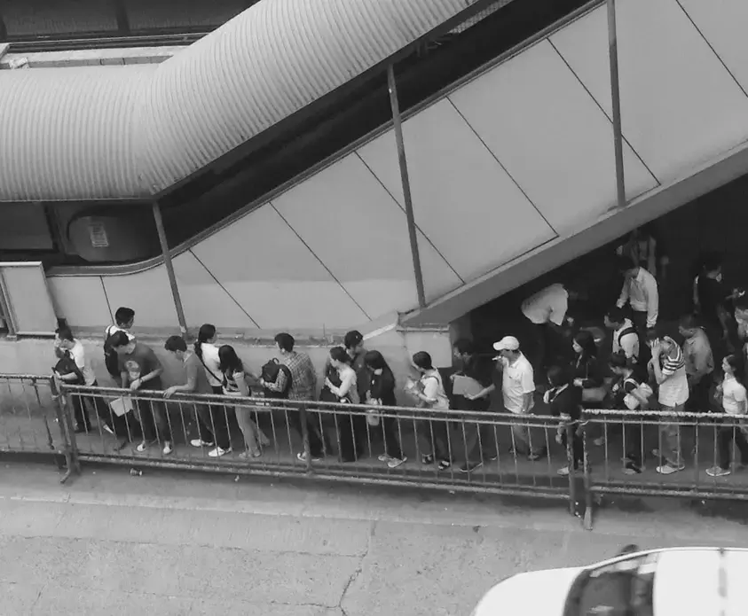 Metro Manila’s problem: Walking in the megacity is no walk in the park. People on foot are corralled into very narrow spaces. And shade trees are rare. Image by Dinna Louise C. Dayao. Philippines, 2017.