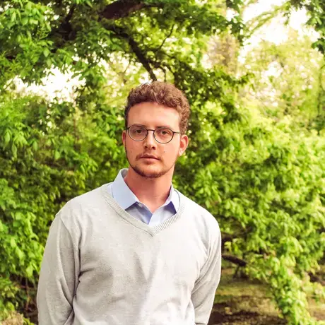 Elias Thompson headshot