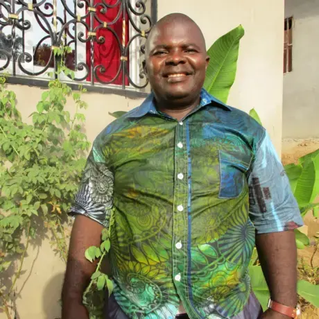 BidimaRJFBON.png A man wears a green shirt.