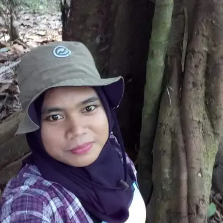 WhatsApp-Image-2022-03-10-at-22.15.48.jpeg A person wears a cap, purple shirt, and a purple scarf.