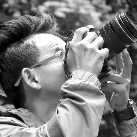 Photo of Zulkarnaini Masry capturing a photograph with his camera.