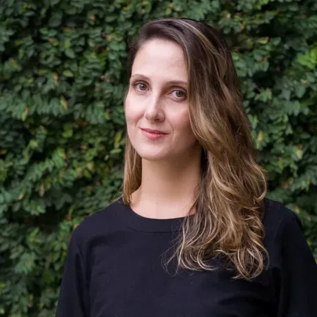 Flávia Milhorance headshot