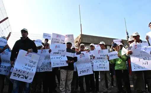 Metal factory workers in the southern Israeli city of Ashdod strike after unionizing with the labor group, WAC Ma'an. Image by Miriam Berger. Israel, 2016.