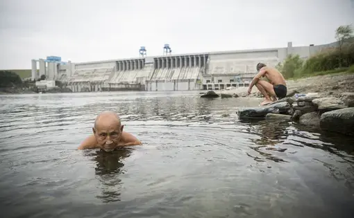 People swim by the Danjiangkou Dam in central China. Image by Sharron Lovell. China, 2015. Media file: r_20150900_snwtp307_2.jpg