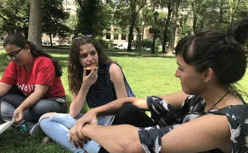 Photojournalist Allison Shelley chats with students during lunch. Image by Wendy Sternberg, M.D. United States, 2018.