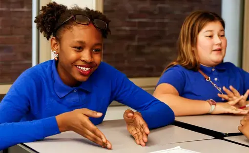 Students at Washington Global describe the feeling of images by photojournalists. Image by Eslah Attar. United States, 2017.