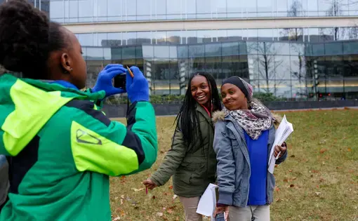 Washington Global students practice photography techniques with one another while preparing to Walk Like a Journalist. Image by Eslah Attar. United States, 2017.