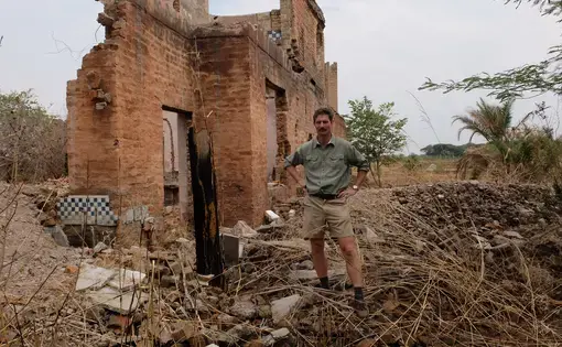 Ben Freeth returns to the ruins of his home, which was burned down in 2009. Image by Martin Fletcher. Zimbabwe, 2017.
