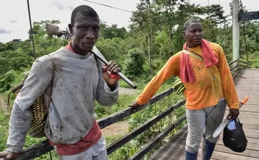 Dos trabajadores afroesmeraldeños en el norte de Esmeraldas. La palma africana domina la gran agroindustria en la región, con grandes capitales; pero la vida de la gente pobre no ha cambiado. Image by Rodolfo Ansar. Ecuador, 2019.