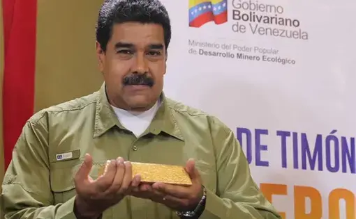 Venezuelan President Nicolás Maduro hefts a bar of gold purportedly dug and processed in the Arco Minero, though experts have their doubts. Image via Twitter Prensa Presidencial @PresidencialVen