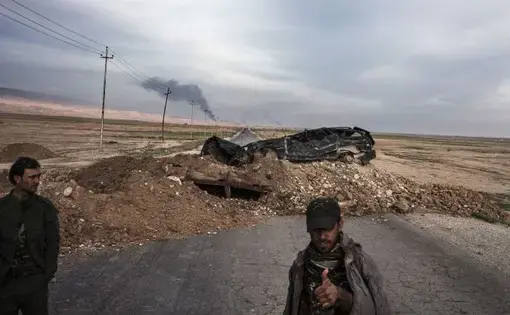 Kurdish fighters on the western front along Highway 47, on the outskirts of Sinjar. Image by Moises Saman/Magnum Photos. Iraq, 2015. Media file: 160118_mogelson_09-690.jpg