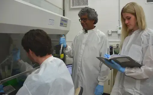 Scientists working in lab. Image by NASA/JPL-Caltech. United States, 2016.