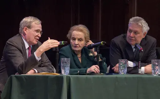 Jon Sawyer moderates a discussion between Madeleine Albright and Stephen Hadley surrounding the Middle East Strategy at Washington University in St. Louis. Image by Lauren Shepherd, United States, 2017.