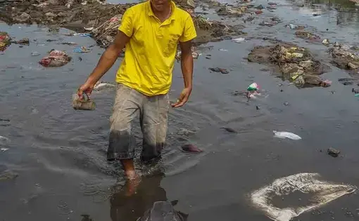 A 2013 study found that for most measures of water quality, the Upper Citarum River was far outside mandatory limits. Today, the river remains contaminated with factory effluent, sewage, animal waste, and household garbage. Image by Larry C. Price. Indonesia, 2016.