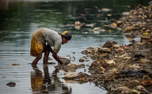 Rapid growth in the Upper Citarum River basin has overwhelmed municipal sewage systems. Lacking garbage collection, residents throw household trash into the river or dump it in piles that soon wash into the waterway. Image by Larry C. Price. Indonesia, 2017.