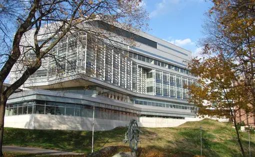 Carl J. Shapiro Science Center, Brandeis University, Waltham, Massachusetts. Image by John Phelan/Wikimedia Commons. United States, 2011.