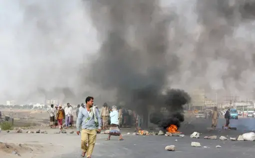 Soldiers block roads and burn tires in protest against unpaid salaries in Yemen's southern city of Aden. Image by Iona Craig. Yemen, 2017. Soldiers block roads and burn tires in protest against unpaid salaries in Yemen's southern city of Aden. Image by Iona Craig. Yemen, 2017.