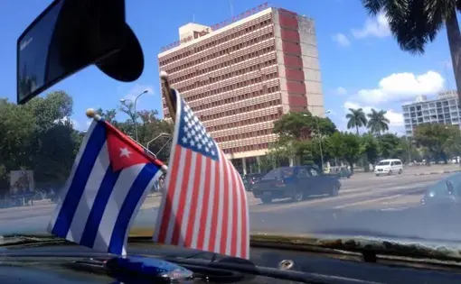 Independent taxi in Havana with the flags of the United States and Cuba. Image courtesy of 14ymedio. Cuba.
