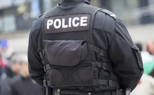 Detail of a police officer. Image by Shutterstock. United States, undated.