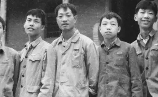 Best friends He Yixin (right) and Wang Mengxin (second to right) with a teacher (middle) and classmates at Tingjiang Secondary in 1971. All but He came to the U.S. for a better life. But He is now the wealthiest person among them all. Image courtesy of South China Morning Post.
