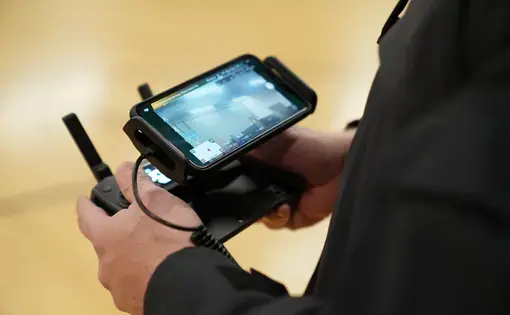 UN OFICIAL DEMUESTRA COMO VUELA UN DRON EN EL GIMNASIO DEL DEPARTAMENTO DE POLICIA DE JEFFERSONTOWN. Image by J. Tyler Franklin. United States, 2019.