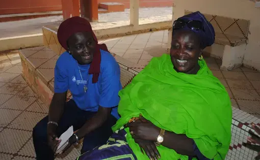 Coumba Ndir of Marie Stopes International works with community health workers to educate people about family planning in Rufisque, Senegal. Image by Amy Yee. Senegal, 2018.