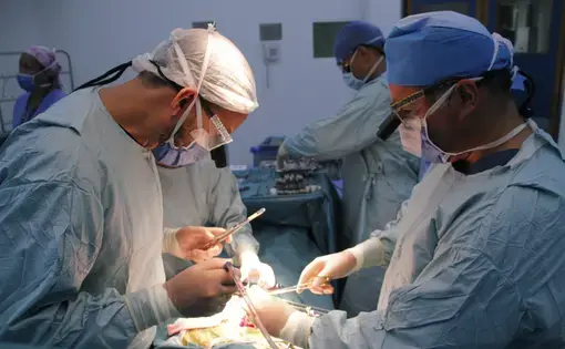 Flaviana Sandoval spent six weeks investigating Venezuela’s organ transplant crisis, and reported from inside this operating room at one of the few hospitals still performing the procedures. Here, surgeons Pedro Rivas (left) and Carlos Rodríguez (right) are in the midst of a kidney transplant at the private hospital Clínica Metropolitana. Image by Flaviana Sandoval. Venezuela, 2018.