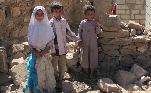 Children in the rubble of houses in the village of al Ghayil, Yemen. Image by Iona Craig/The Intercept. Yemen, 2017.