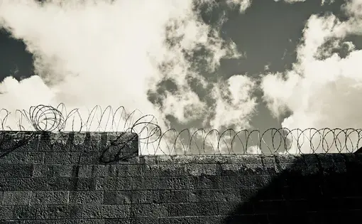 View of the walls from the inside of Pentridge Prison. Image by Natalie Maguire / Flickr. Australia, 2017.