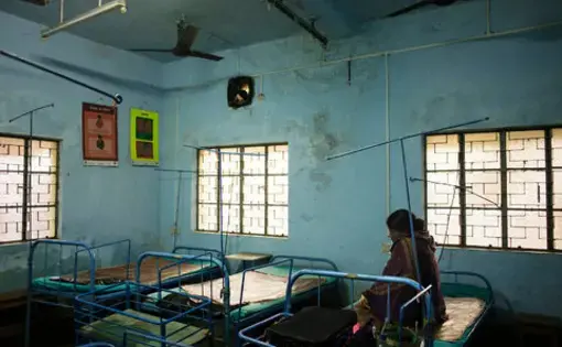 A pregnant woman waiting for delivery at a primary health center in the village of Borsul, in the eastern Indian state of West Bengal. Such centers often have untenable doctor-patient ratios. Image by Sami Siva. India, 2014. Media file: 28-hospital-2-indiaink-blog480.jpg