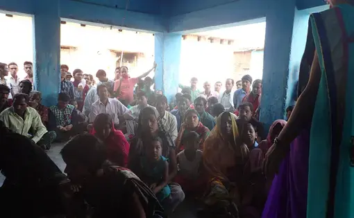 A Jan Jagriti Kendra field officer speaking about unity in Riwapar, a village where 90 percent of the inhabitants migrate out to brick kilns and other construction sites. Image by Yardain Amron. India, 2017.