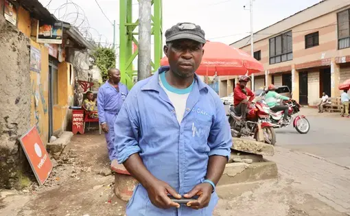 Baggage porter Cacuru Emmanuel at the Congolese border with Rwanda. Image by Peter Yeung / LA Times. Congo, 2020.