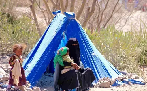 Mountains loom over displaced peoples' shelters in Al-Wazia'a. Image by Ahmed al-Basha/IRIN. Yemen, 2016.