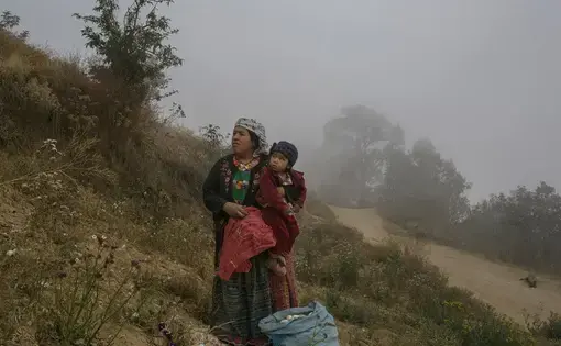 Outside the small village of Chicua, in the western highlands, in an area affected by extreme-weather events, Ilda Gonzales looks after her daughter. Image by Mauricio Lima. Guatemala, 2019.