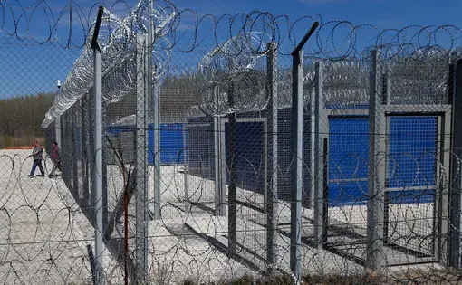 Hungarian workers leave a container camp at the border with Serbia, March 28, 2017. (AP Photo / Darko Vojinovic)