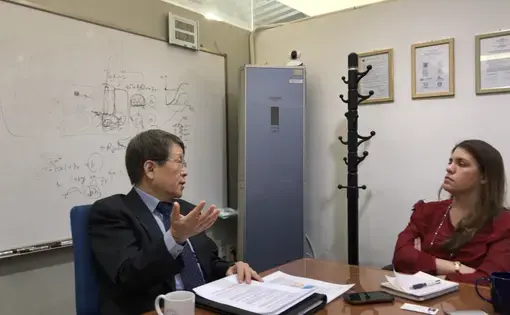 Hwang Il-soon, a nuclear engineering professor at Seoul National University who supports his country having a pyro-processing capability, speaks with Pulitzer Center grantee Rachel Oswald. Image by Jayine Chung. South Korea, 2018.