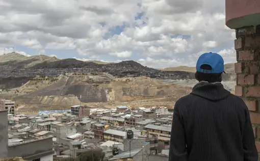 A man looks out over the Raúl Rojas open-pit from Paraghsa. Image by Ricardo Martínez. Peru, 2017. A man looks out over the Raúl Rojas open-pit from Paraghsa. Image by Ricardo Martínez. Peru, 2017.