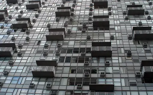 Air conditioning cools city residents during heat waves, but also strains the power grid and fuels climate change. Image by Joanna Poe / Flickr. United States, 2010.