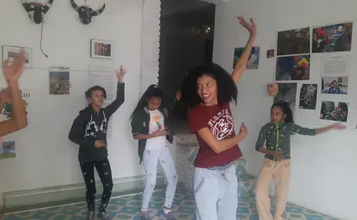 Daniela Lopez Carreto (second from right) leads her dance class through the steps of Sinte, a dance that originates from Guinea in West Africa. Image by Jonathan Custodio. Mexico, 2018.