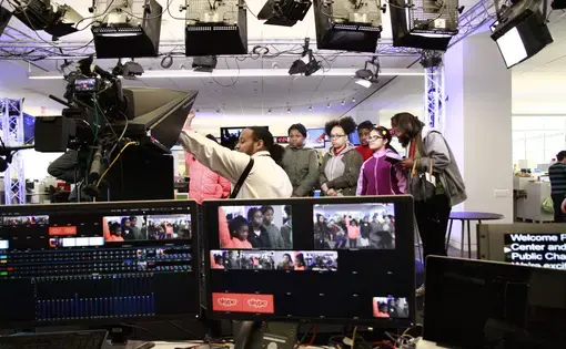 Students pose for the camera in the USA Today newsroom. Image by Mariam Feroun. 2019.