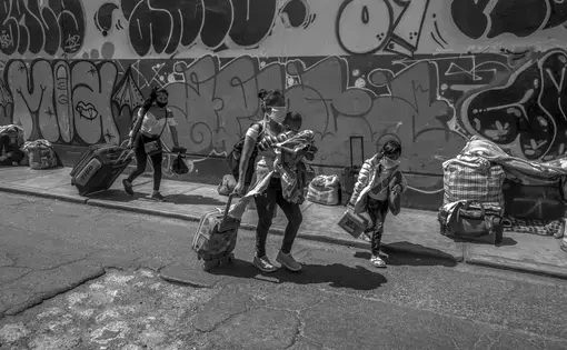 Uncertainty. Hundreds of people roam in search of places to leave Lima. Image by Musuk Nolte. Peru, 2020.