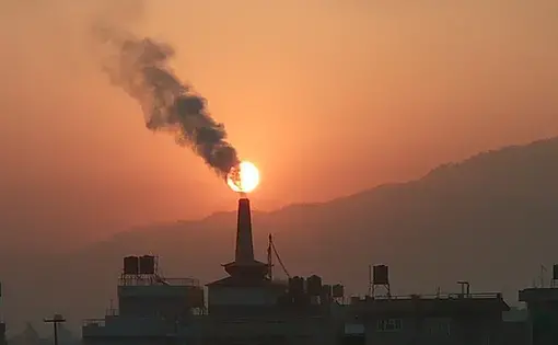 Air pollution from a brick factory in Nepal. Image by Janak Bhatta / Wikimedia Commons. Nepal, 2019.