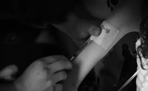 Hundreds of cancer patients are waiting for treatment with radiopharmaceuticals derived from iodine, lutetium, and radium, which are hard to find in Colombia. Image by Mauricio Alvarado / El Espectador. Colombia, 2020.