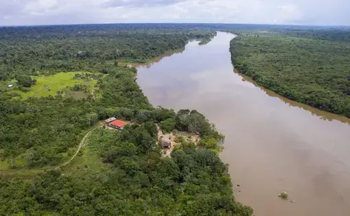Some riverside houses from the Extractive Reserve (Resex) on the banks of the Roosevelt River have resisted the threat of invasion for more than 80 years. Image by Caio Mota. Brazil, 2020.